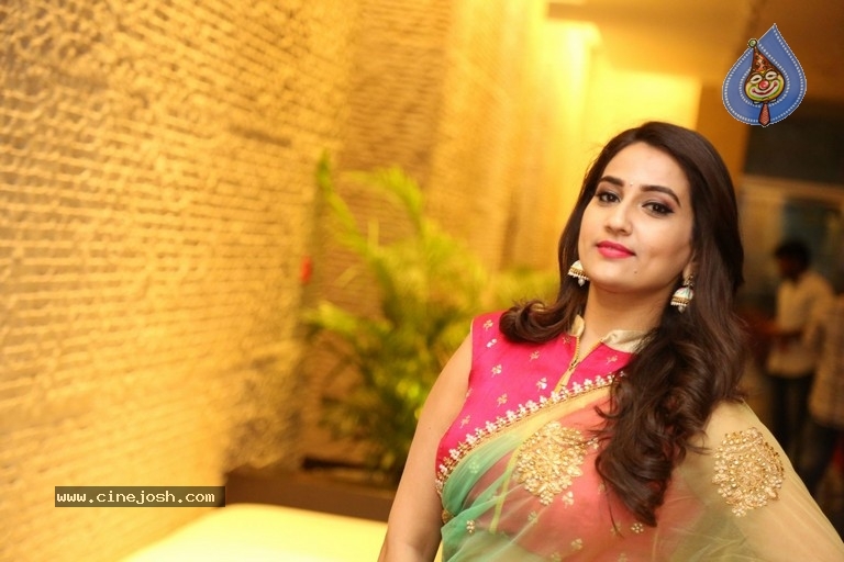 Anchor Manjusha Pics - 8 / 21 photos