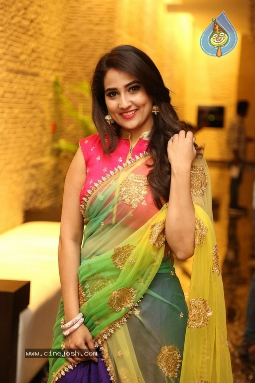Anchor Manjusha Pics - 9 / 21 photos