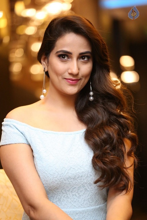 Anchor Manjusha Pics - 13 / 53 photos