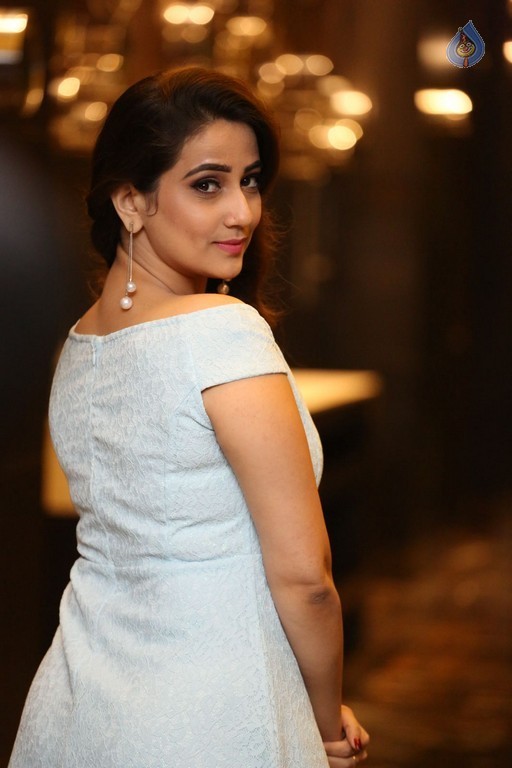 Anchor Manjusha Pics - 16 / 53 photos