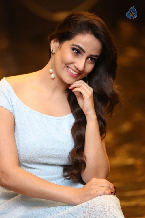 Anchor Manjusha Pics - 18 / 53 photos