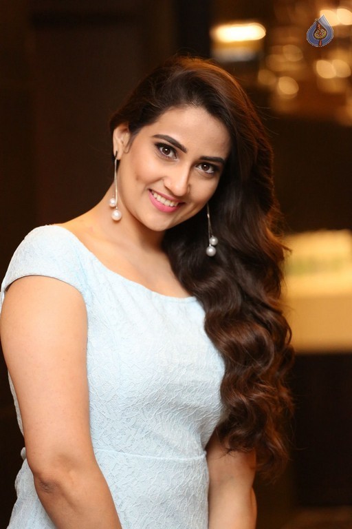 Anchor Manjusha Pics - 44 / 53 photos