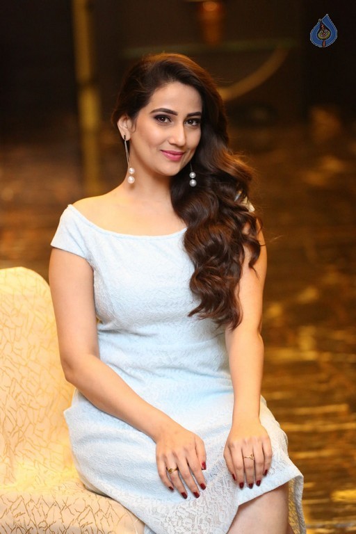 Anchor Manjusha Pics - 46 / 53 photos