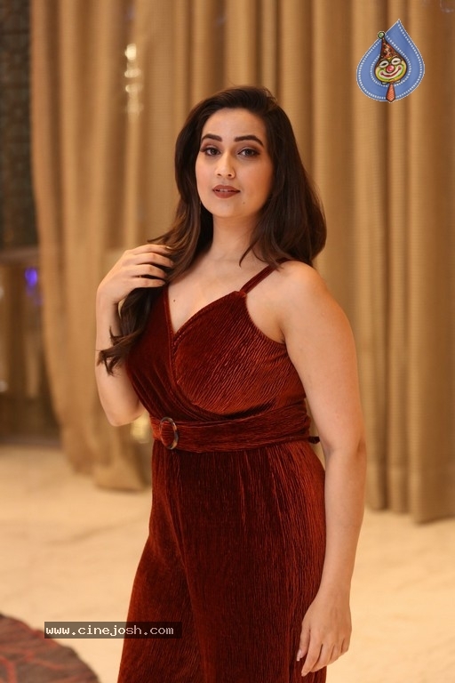 Anchor Manjusha Pics - 7 / 21 photos