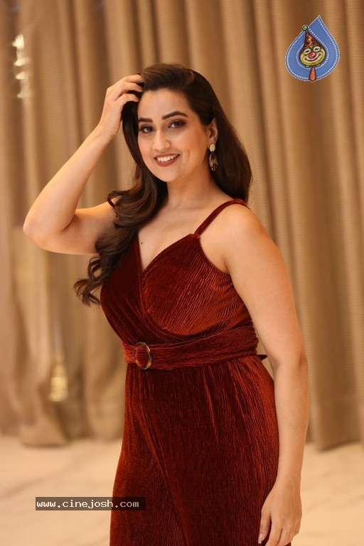 Anchor Manjusha Pics - 19 / 21 photos