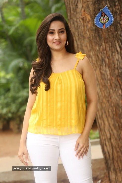 Anchor Manjusha Stills - 5 / 42 photos