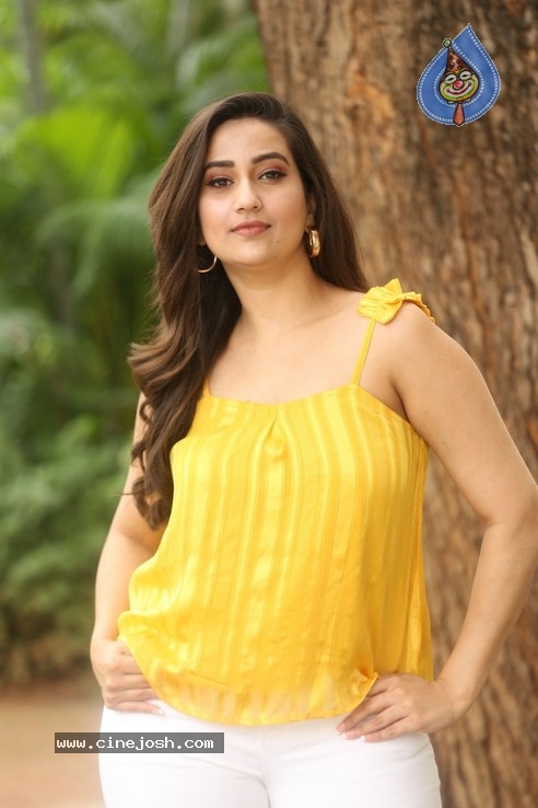 Anchor Manjusha Stills - 7 / 42 photos