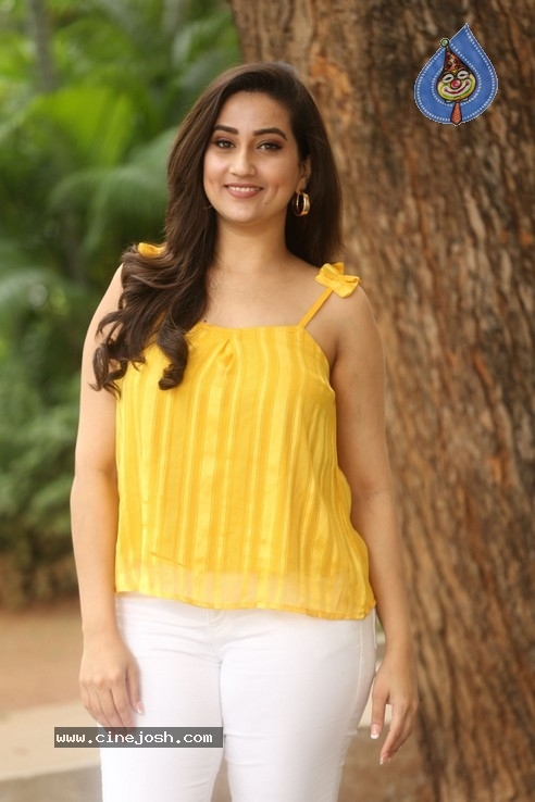 Anchor Manjusha Stills - 8 / 42 photos