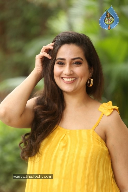 Anchor Manjusha Stills - 9 / 42 photos