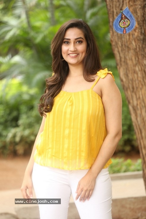 Anchor Manjusha Stills - 11 / 42 photos