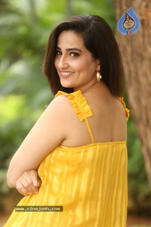 Anchor Manjusha Stills - 13 / 42 photos