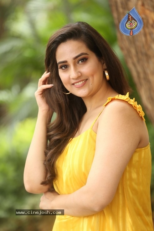 Anchor Manjusha Stills - 14 / 42 photos