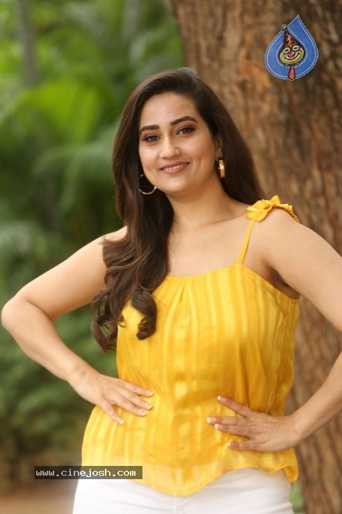 Anchor Manjusha Stills - 20 / 42 photos