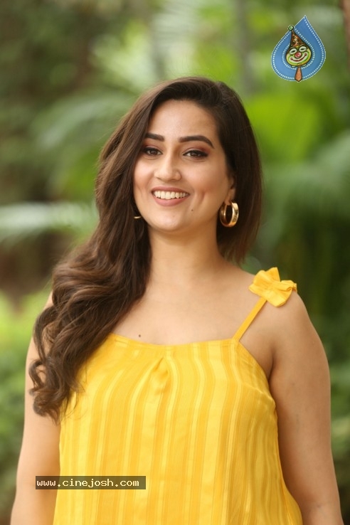 Anchor Manjusha Stills - 25 / 42 photos