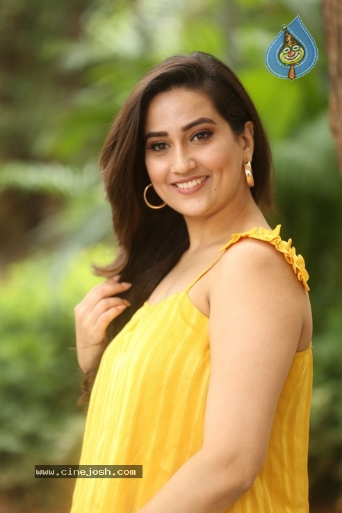 Anchor Manjusha Stills - 26 / 42 photos