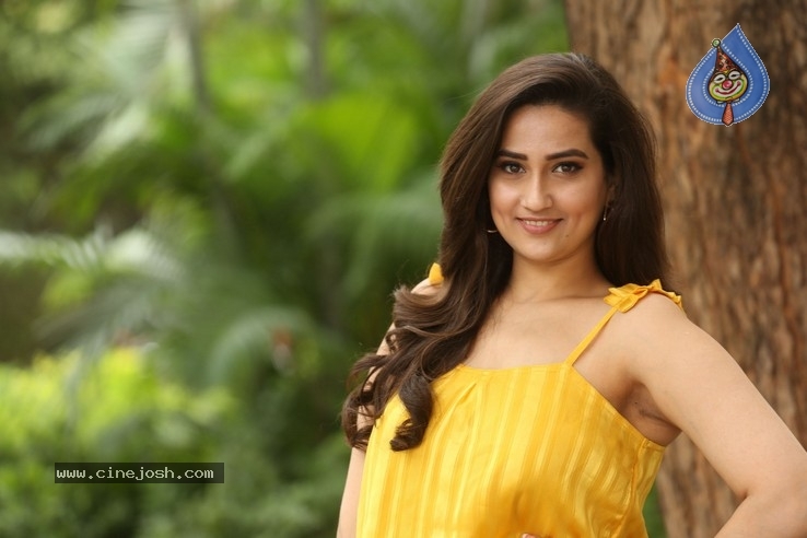 Anchor Manjusha Stills - 32 / 42 photos