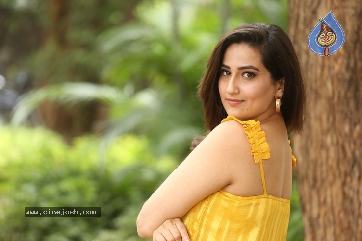Anchor Manjusha Stills - 37 / 42 photos