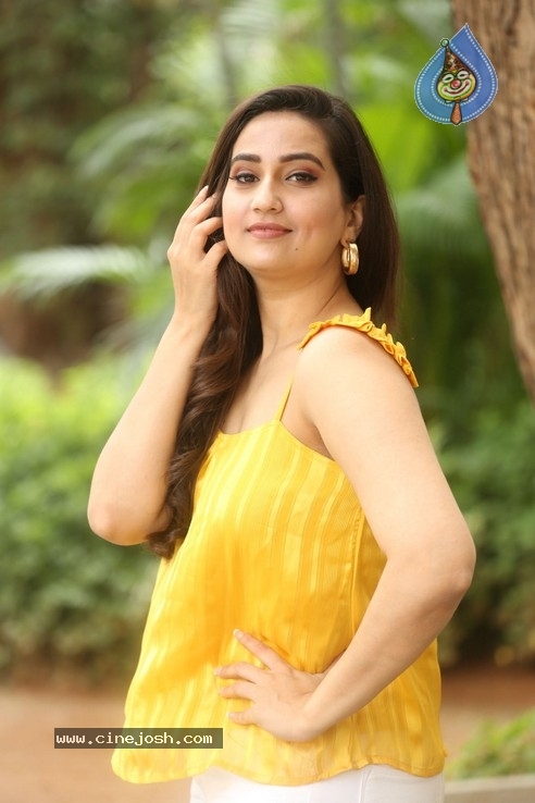 Anchor Manjusha Stills - 38 / 42 photos