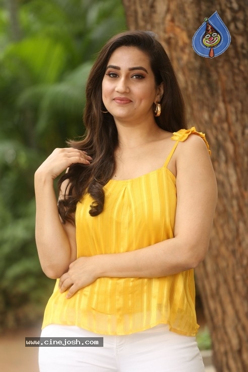 Anchor Manjusha Stills - 41 / 42 photos