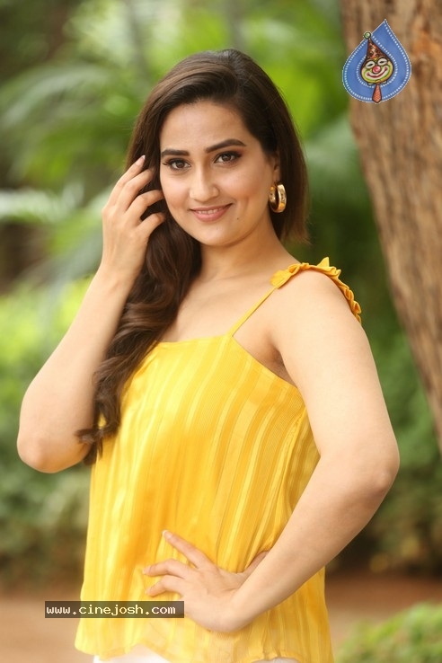 Anchor Manjusha Stills - 42 / 42 photos