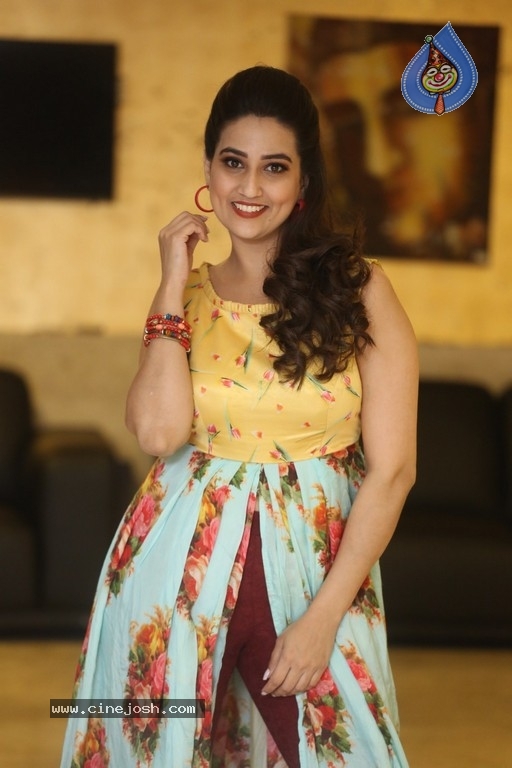 Anchor Manjusha Stills - 1 / 17 photos