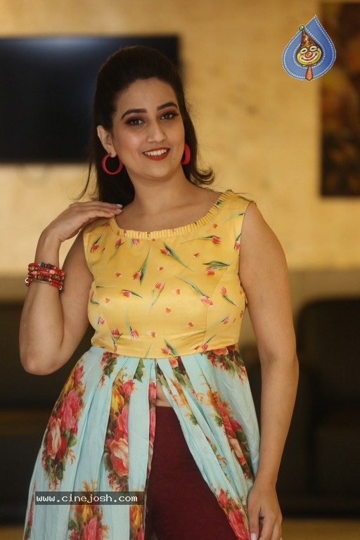 Anchor Manjusha Stills - 2 / 17 photos