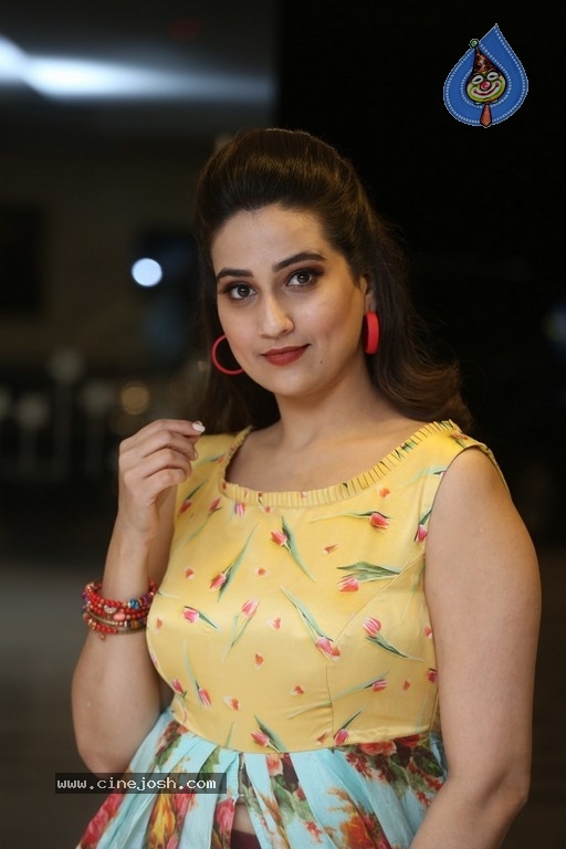 Anchor Manjusha Stills - 3 / 17 photos