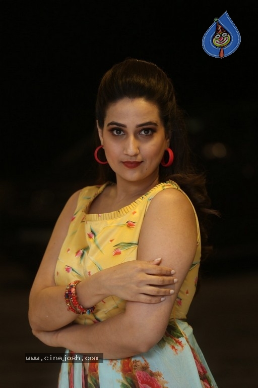 Anchor Manjusha Stills - 5 / 17 photos