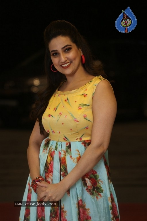 Anchor Manjusha Stills - 6 / 17 photos