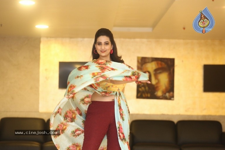 Anchor Manjusha Stills - 8 / 17 photos