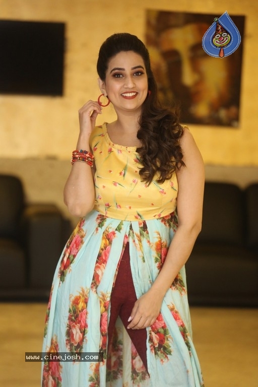 Anchor Manjusha Stills - 13 / 17 photos