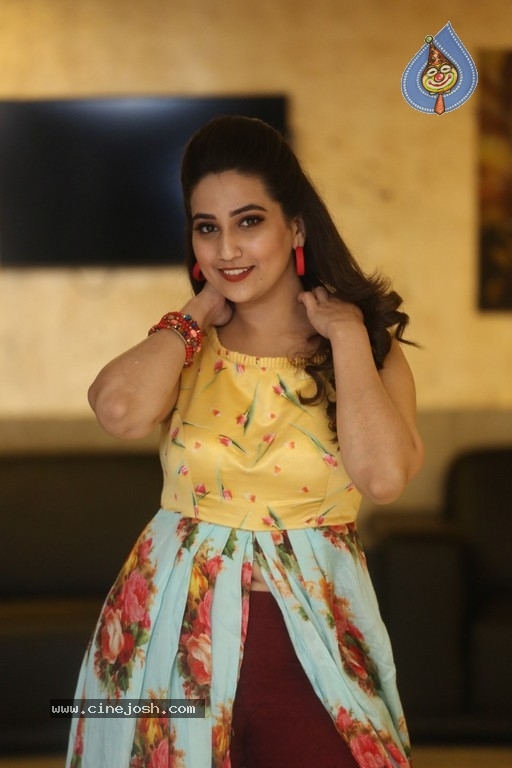 Anchor Manjusha Stills - 17 / 17 photos