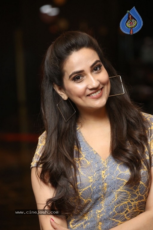 Anchor Manjusha Stills - 1 / 21 photos
