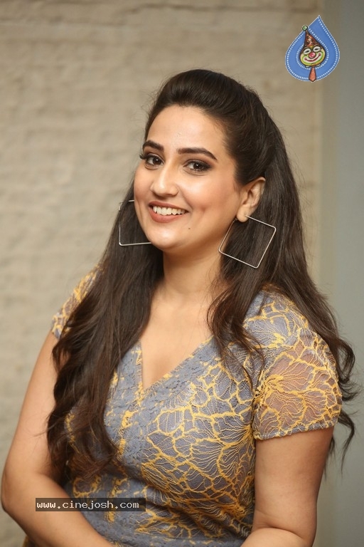 Anchor Manjusha Stills - 17 / 21 photos