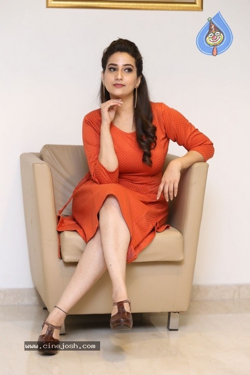 Anchor Manjusha Stills - 5 / 21 photos