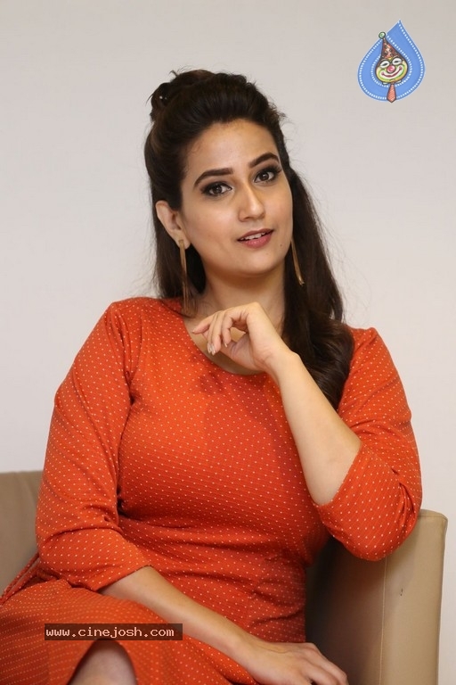 Anchor Manjusha Stills - 10 / 21 photos