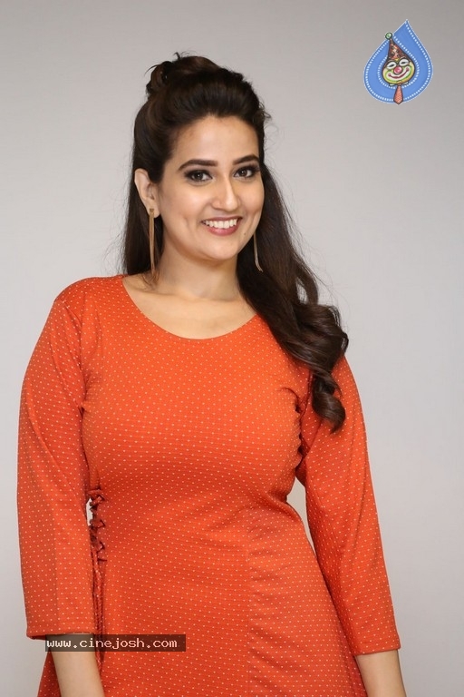 Anchor Manjusha Stills - 12 / 21 photos