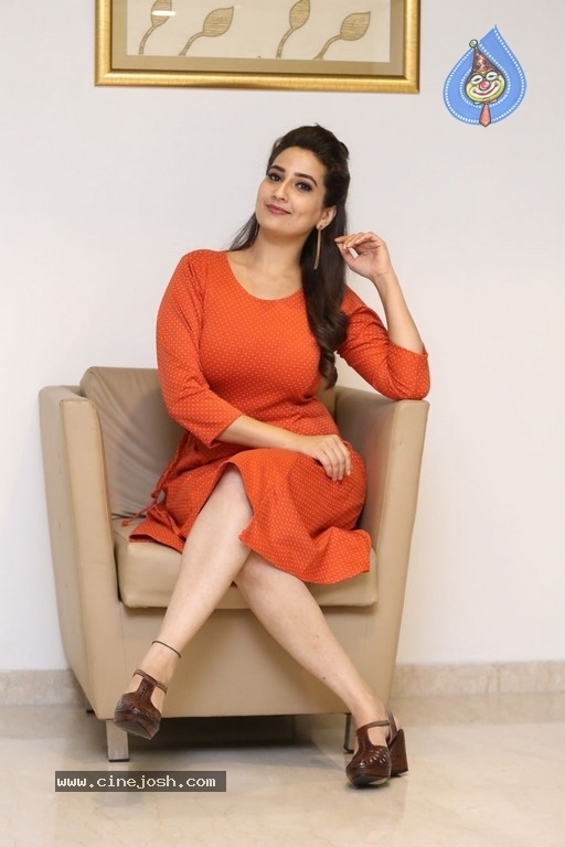 Anchor Manjusha Stills - 14 / 21 photos
