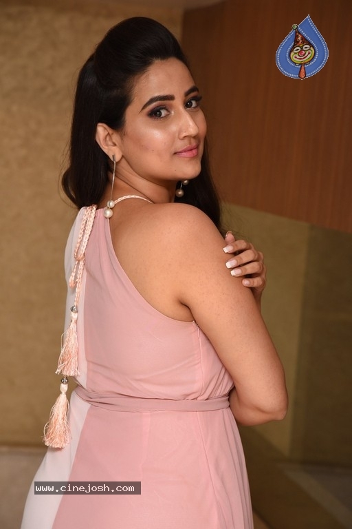 Anchor Manjusha Stills - 6 / 17 photos