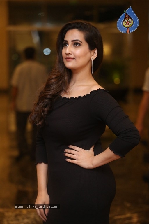 Anchor Manjusha Stills - 4 / 19 photos