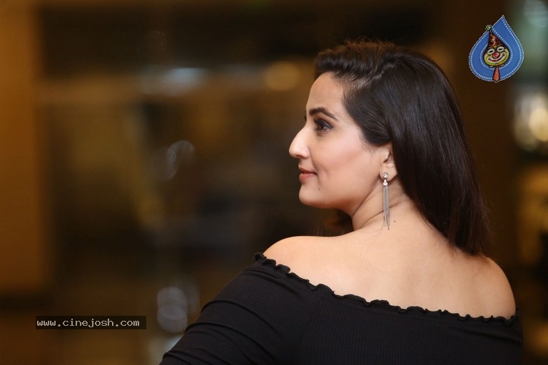 Anchor Manjusha Stills - 13 / 19 photos