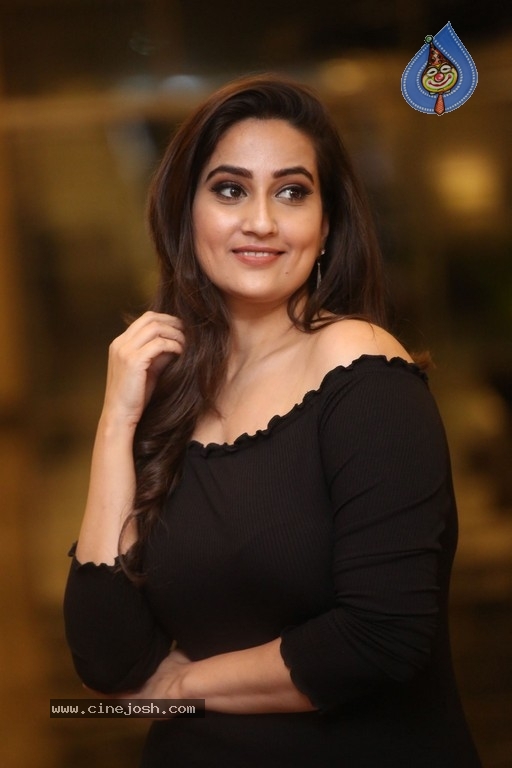 Anchor Manjusha Stills - 15 / 19 photos