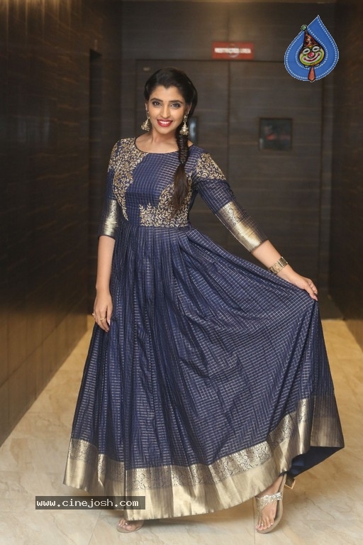 Anchor Shyamala Pics - 3 / 18 photos