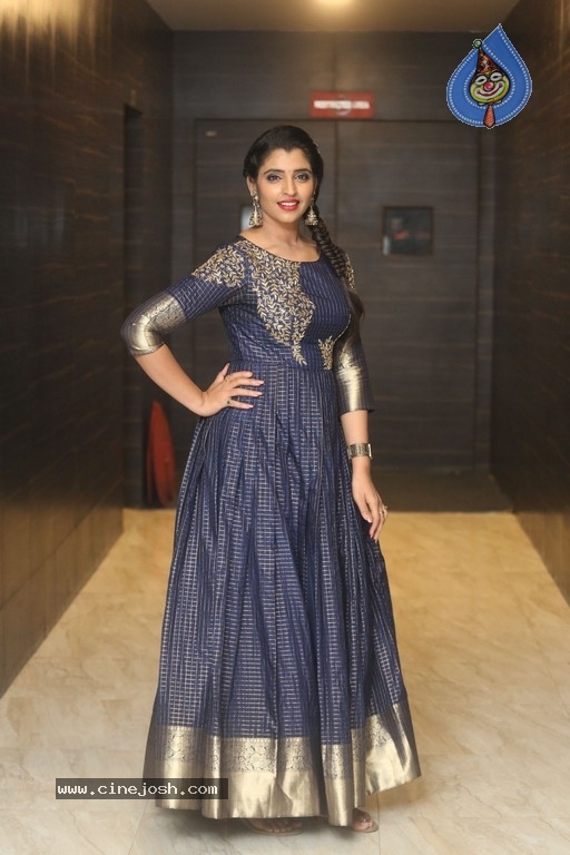 Anchor Shyamala Pics - 8 / 18 photos