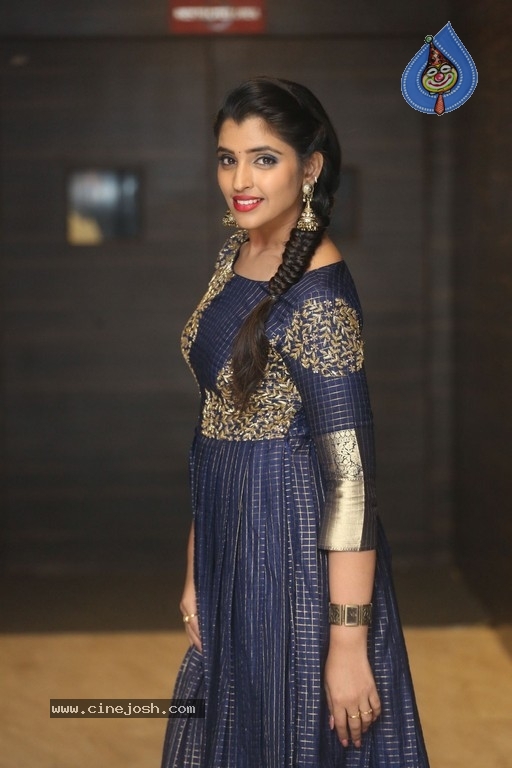 Anchor Shyamala Pics - 9 / 18 photos