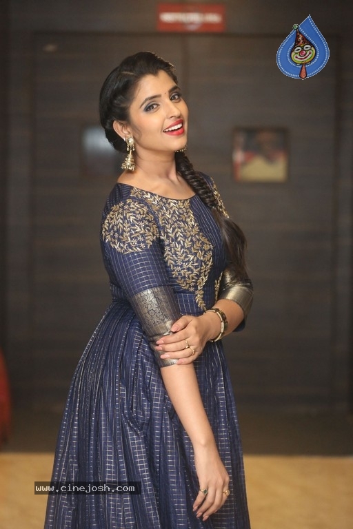 Anchor Shyamala Pics - 10 / 18 photos