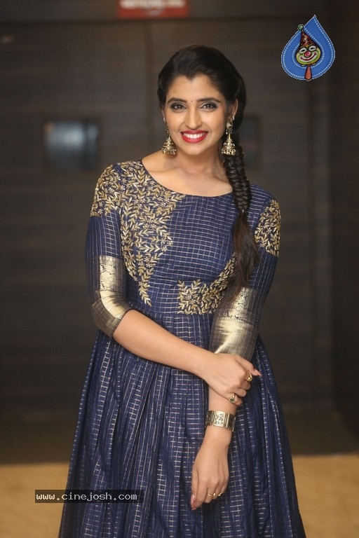 Anchor Shyamala Pics - 13 / 18 photos