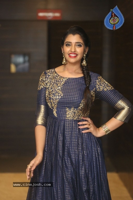 Anchor Shyamala Pics - 18 / 18 photos