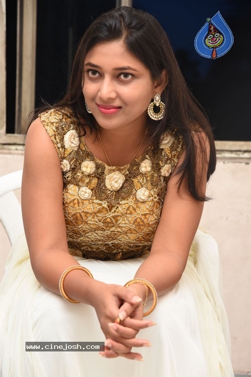 Anchor Sneha Jallu Pics - 5 / 21 photos
