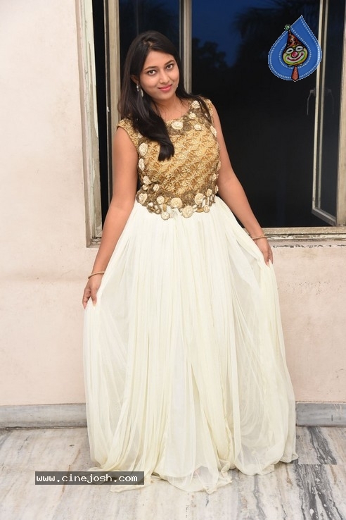 Anchor Sneha Jallu Pics - 15 / 21 photos